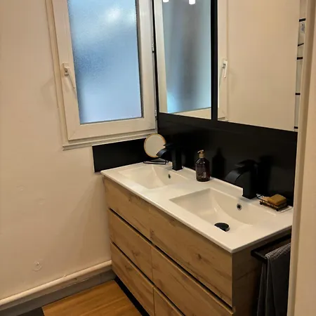 Havre De Paix Avec Jardin Et Terrasse Лат